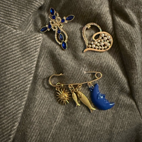 Frog Duo Bicycle Brooch with Rhinestones in Gold Tone - Picture 3 of 5